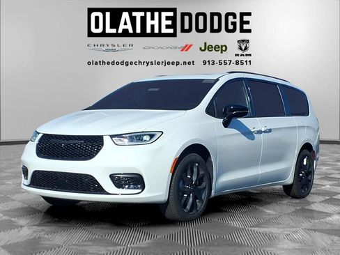 New 2026 Chrysler Pacifica Limited w/ S Appearance Package image 1