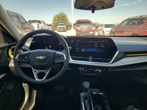 Used 2025 Chevrolet Trax LT w/ LT Convenience Package FWD image 14