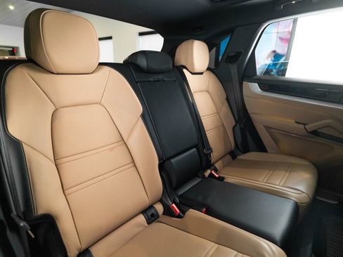 Certified 2024 Porsche Cayenne AWD/4WD image 37