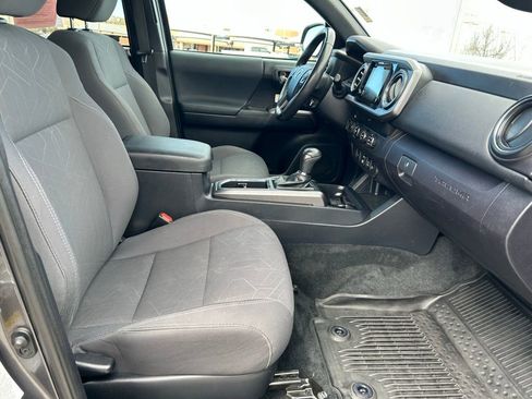 Used 2019 Toyota Tacoma TRD Off-Road image 30