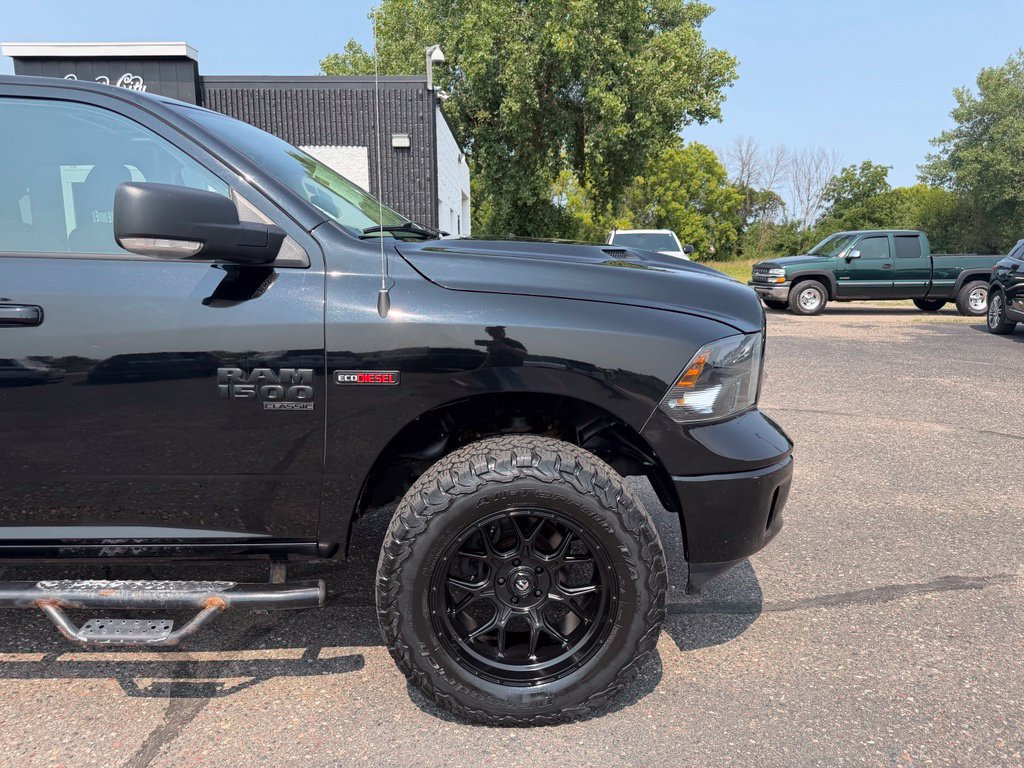 Used 2019 RAM 1500 Classic SLT w/ Black Appearance Group AWD/4WD image 2
