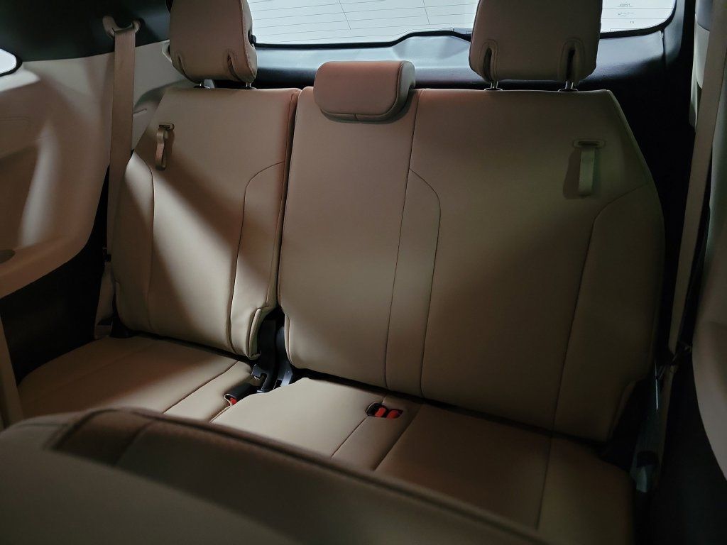 Used 2022 Toyota Sienna XLE FWD image 32