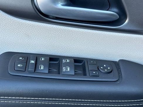 Used 2024 Chrysler Pacifica Touring-L image 12