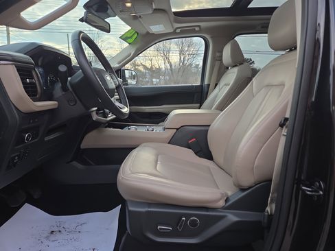 Used 2024 Ford Expedition Limited image 12