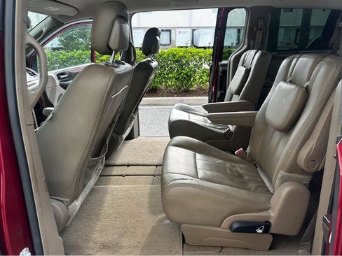 Used 2016 Chrysler Town & Country Touring w/ Driver Convenience Group FWD image 13