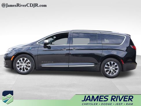 Used 2023 Chrysler Pacifica Pinnacle FWD image 2