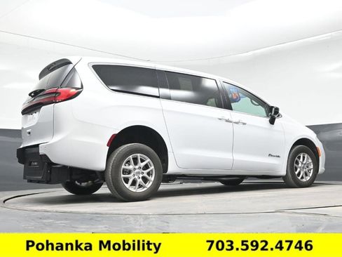 Used 2024 Chrysler Pacifica Touring-L image 17