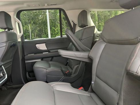 New 2025 Ford Expedition Active image 17