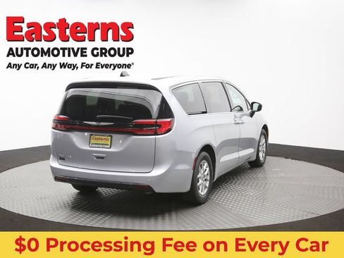 Used 2024 Chrysler Pacifica Touring-L FWD image 40