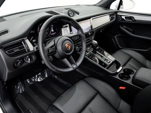 Certified 2026 Porsche Macan AWD/4WD image 4