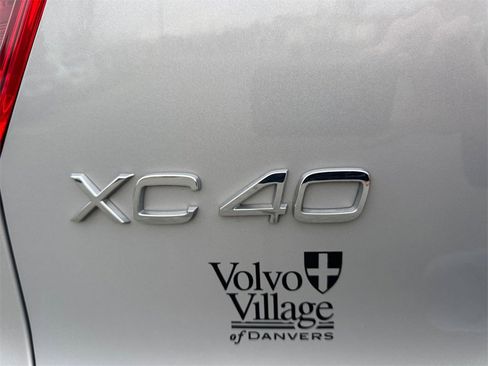 Certified 2025 Volvo XC40 B5 Plus image 8