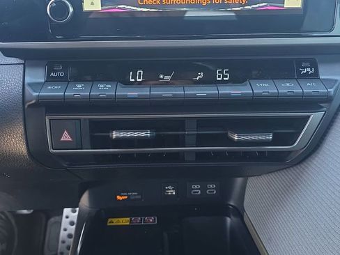 Used 2026 Toyota Camry SE w/ Convenience Package image 23