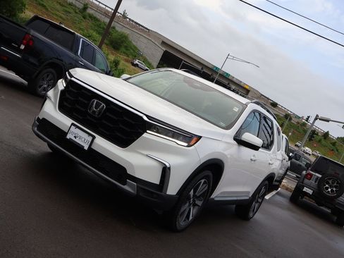 Certified 2023 Honda Pilot Touring image 3