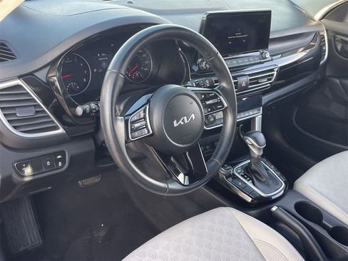 Used 2022 Kia Seltos EX image 17