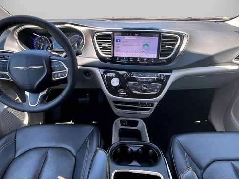 Used 2024 Chrysler Pacifica Touring-L FWD image 14