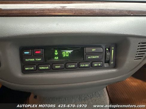 Used 2004 Ford Crown Victoria LX image 21