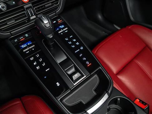 Used 2025 Porsche Macan image 25