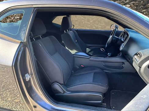 Used 2015 Dodge Challenger SXT image 7