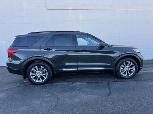 Used 2022 Ford Explorer XLT w/ Equipment Group 202A image 4