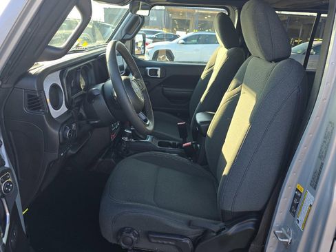 Used 2024 Jeep Wrangler Unlimited image 7