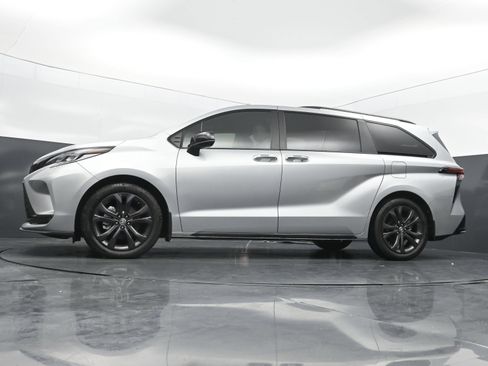 Used 2025 Toyota Sienna XSE w/ XSE Plus Package FWD image 37