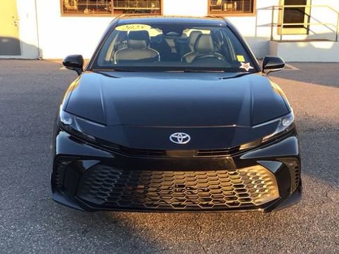 Used 2025 Toyota Camry SE image 2