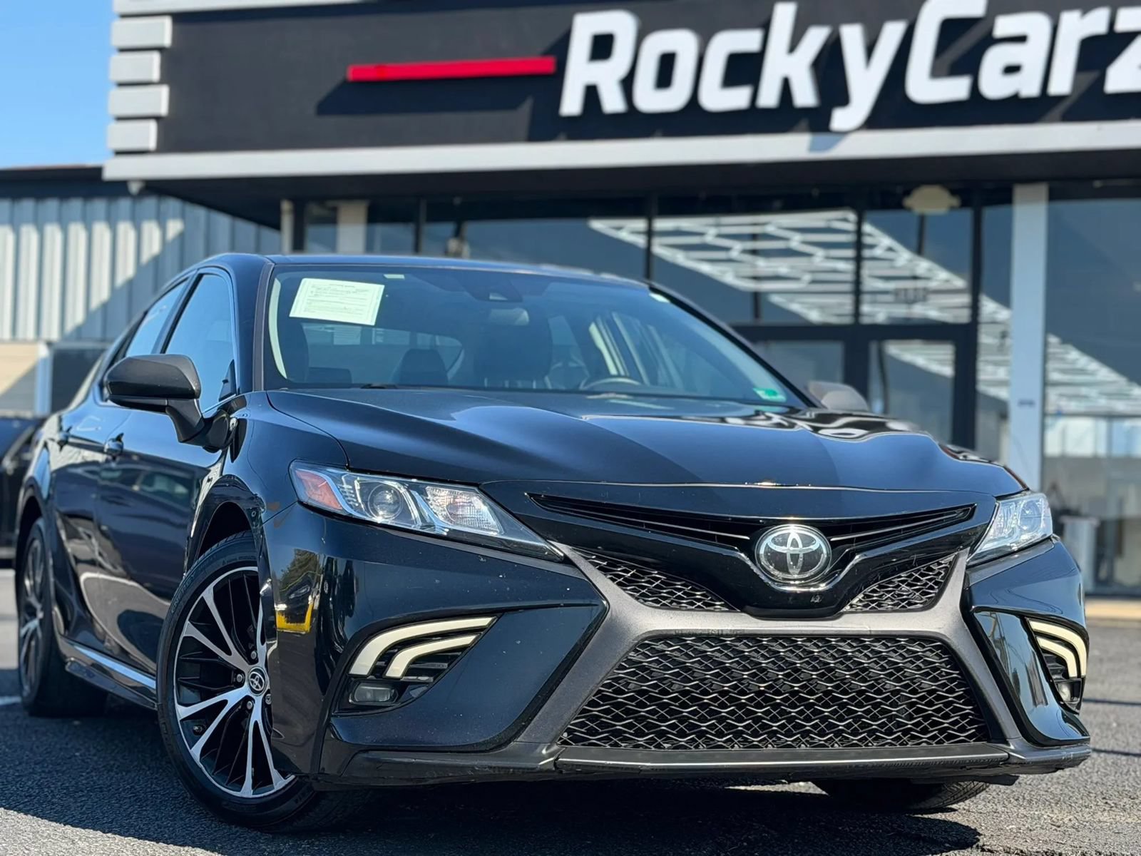Used 2019 Toyota Camry SE FWD image 2
