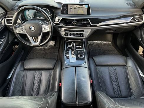 Used 2017 BMW 750i image 9