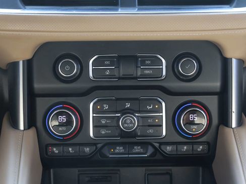 Used 2021 Chevrolet Suburban Premier image 22