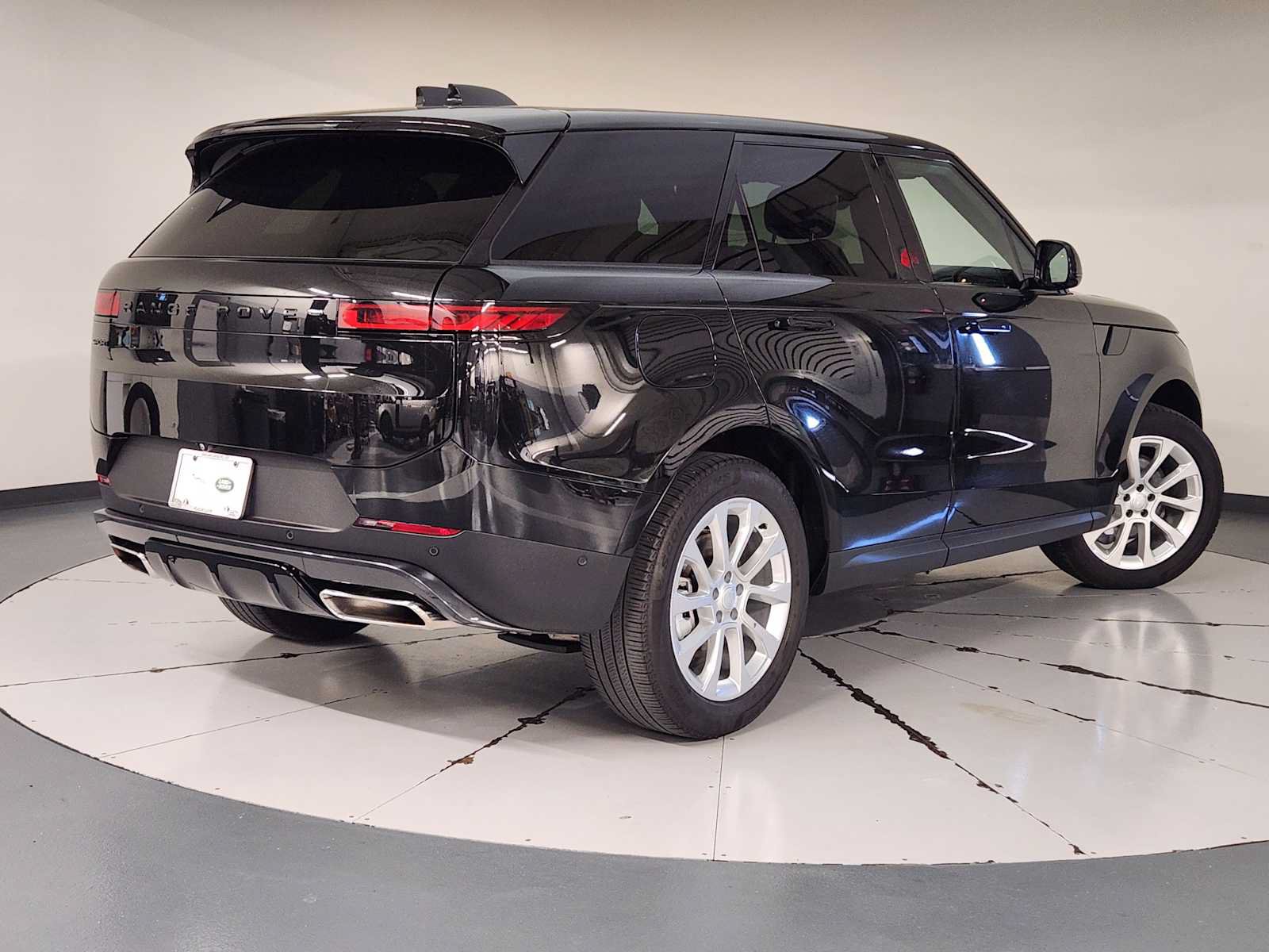 Used 2025 Land Rover Range Rover Sport SE AWD/4WD image 2
