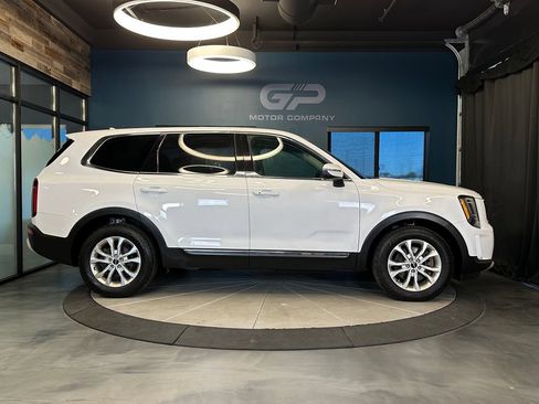 Used 2022 Kia Telluride LX AWD/4WD image 2
