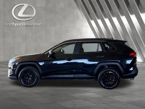 Used 2019 Toyota RAV4 LE FWD image 1