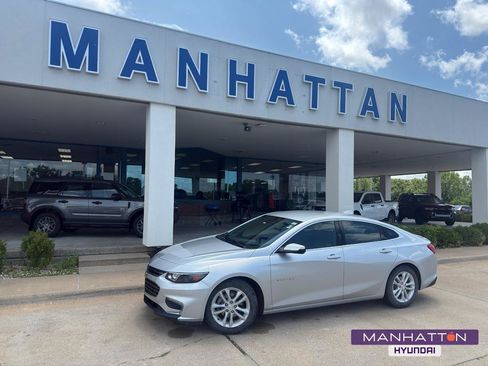 Used 2018 Chevrolet Malibu LT FWD image 1