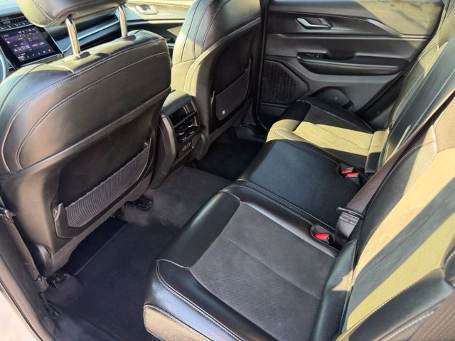 Used 2025 Jeep Grand Cherokee Altitude RWD image 31