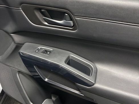 Used 2024 Nissan Pathfinder S image 27