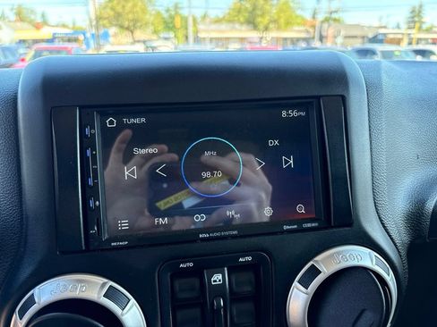 Used 2018 Jeep Wrangler Unlimited Sahara AWD/4WD image 19