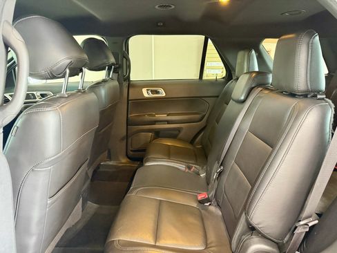Used 2015 Ford Explorer XLT w/ Equipment Group 202B AWD/4WD image 12
