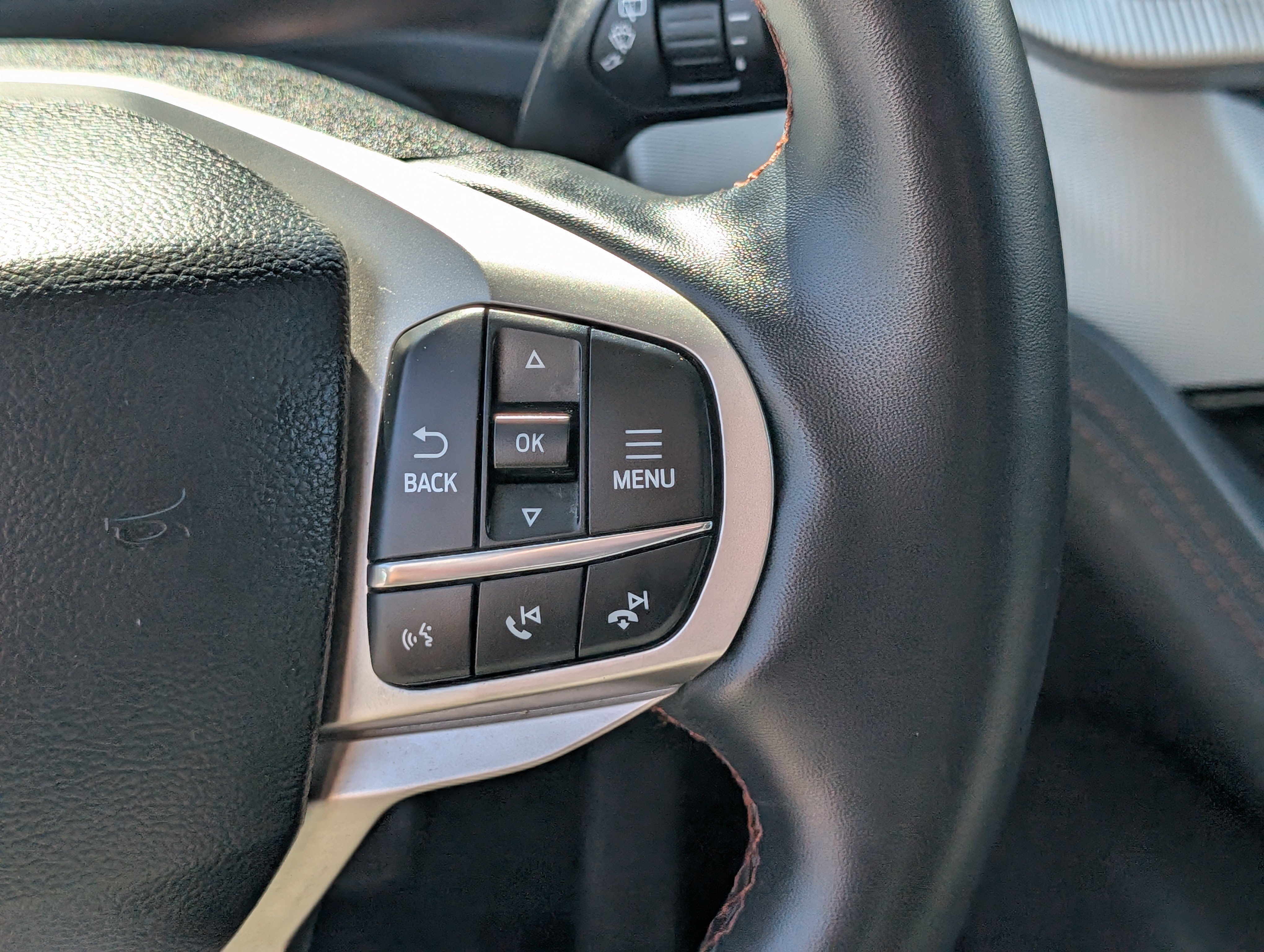 Used 2025 Ford Explorer Active AWD/4WD image 24