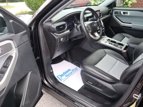 Used 2022 Ford Explorer XLT w/ Equipment Group 202A AWD/4WD image 3