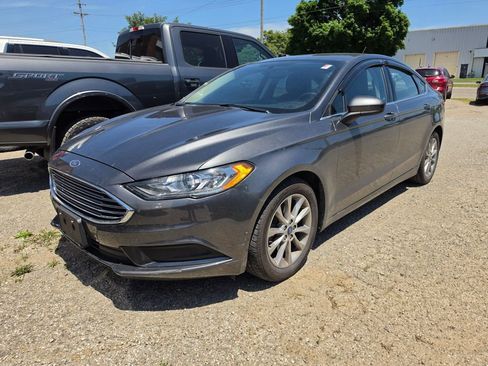 Used 2017 Ford Fusion SE FWD image 1