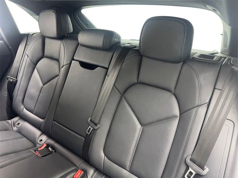 Used 2023 Porsche Macan image 33