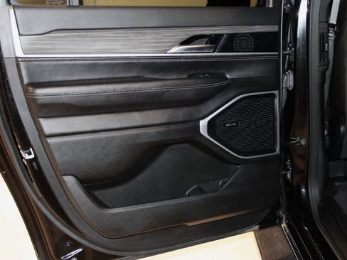 Used 2023 Jeep Wagoneer L Series II w/ Premium Group I AWD/4WD image 53