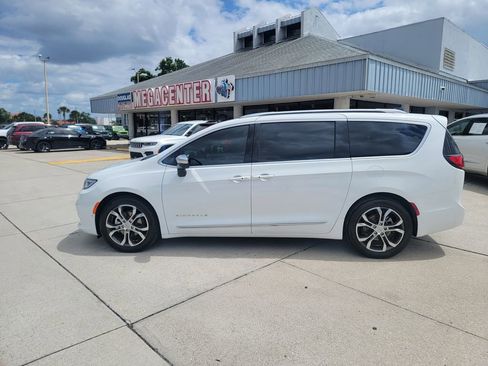 Used 2026 Chrysler Pacifica Pinnacle image 2