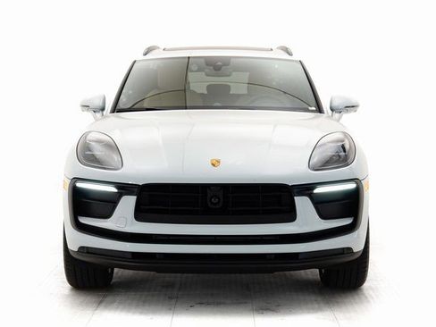 Certified 2025 Porsche Macan AWD/4WD image 30