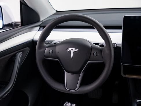 Used 2023 Tesla Model Y 2WD image 11
