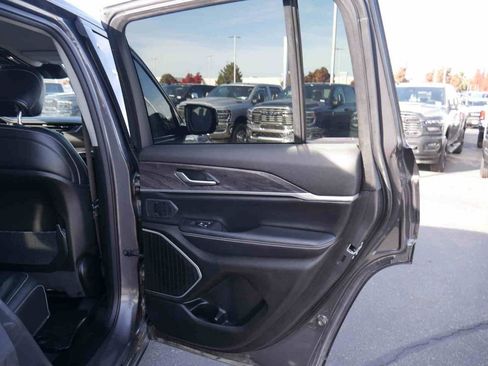 Used 2023 Jeep Grand Cherokee Limited w/ Black Appearance Package image 23