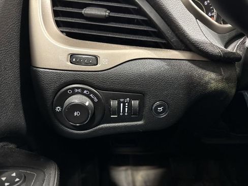 Used 2014 Jeep Cherokee Latitude w/ Comfort/Convenience Group image 16