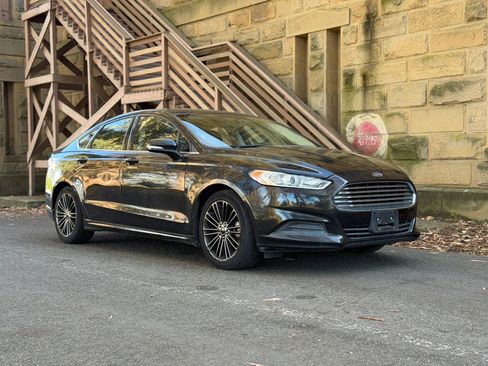 Used 2014 Ford Fusion SE FWD image 2