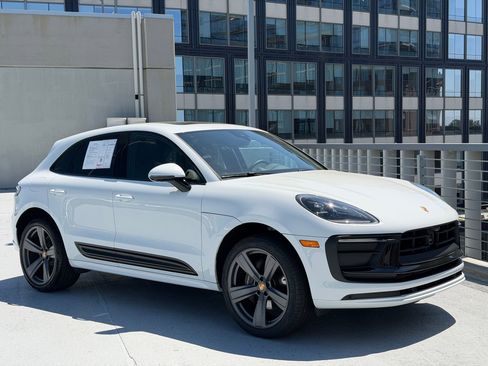 Certified 2026 Porsche Macan AWD/4WD image 9