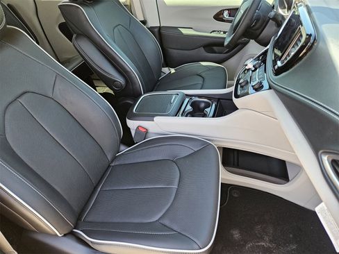 New 2024 Chrysler Pacifica Limited w/ Uconnect Theater Family Group image 14